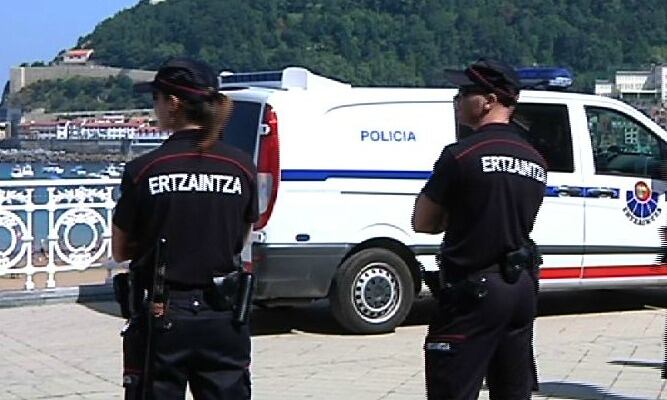 Dos ertzainas patrullando en los jardines de Alderdi Eder, junto a la playa de La Concha.