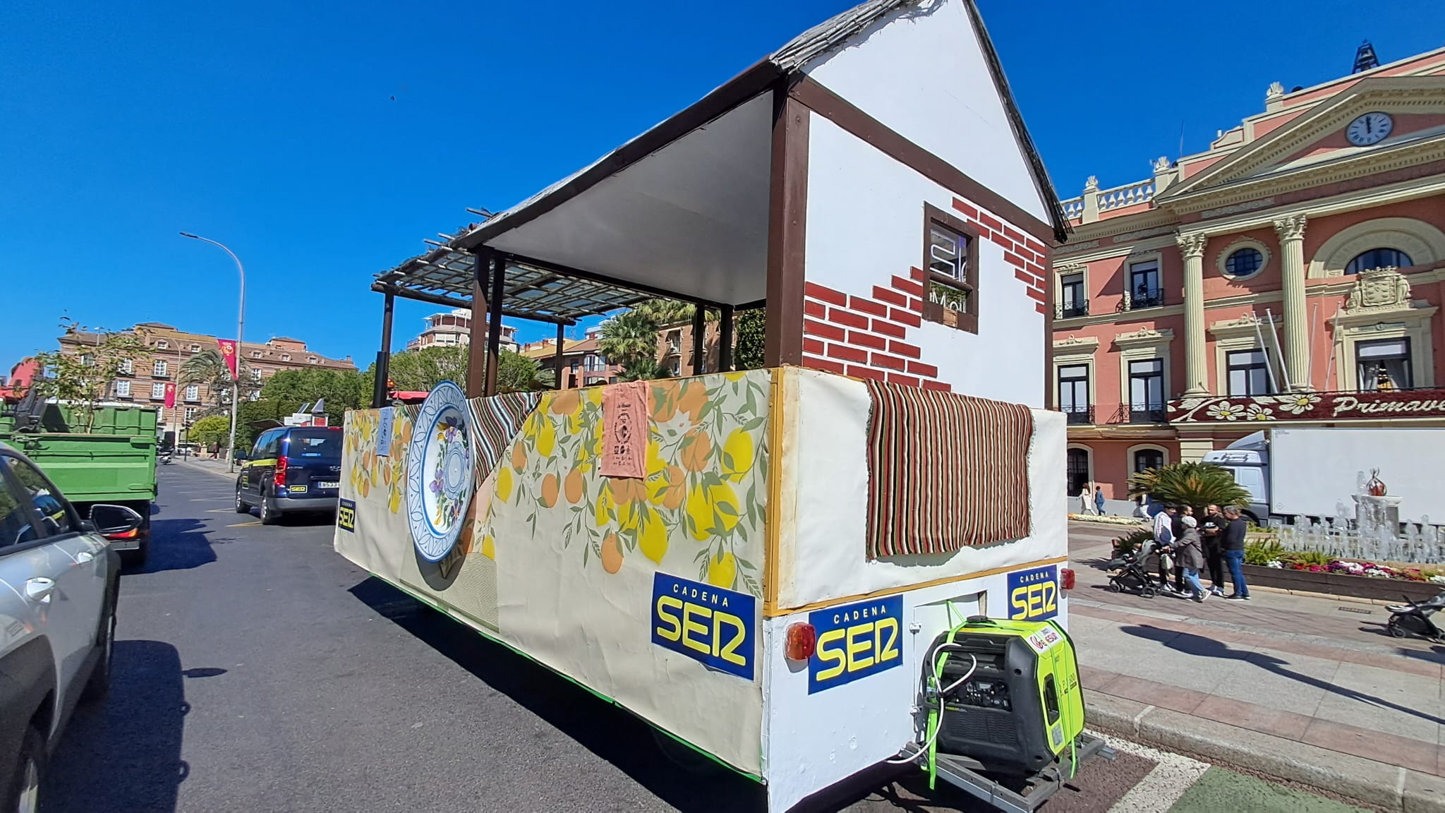 Carroza huertana frente al Ayuntamiento de Murcia cedida por la Federación de Peñas Huertanas para la realización del programa Hoy por Hoy Murcia.