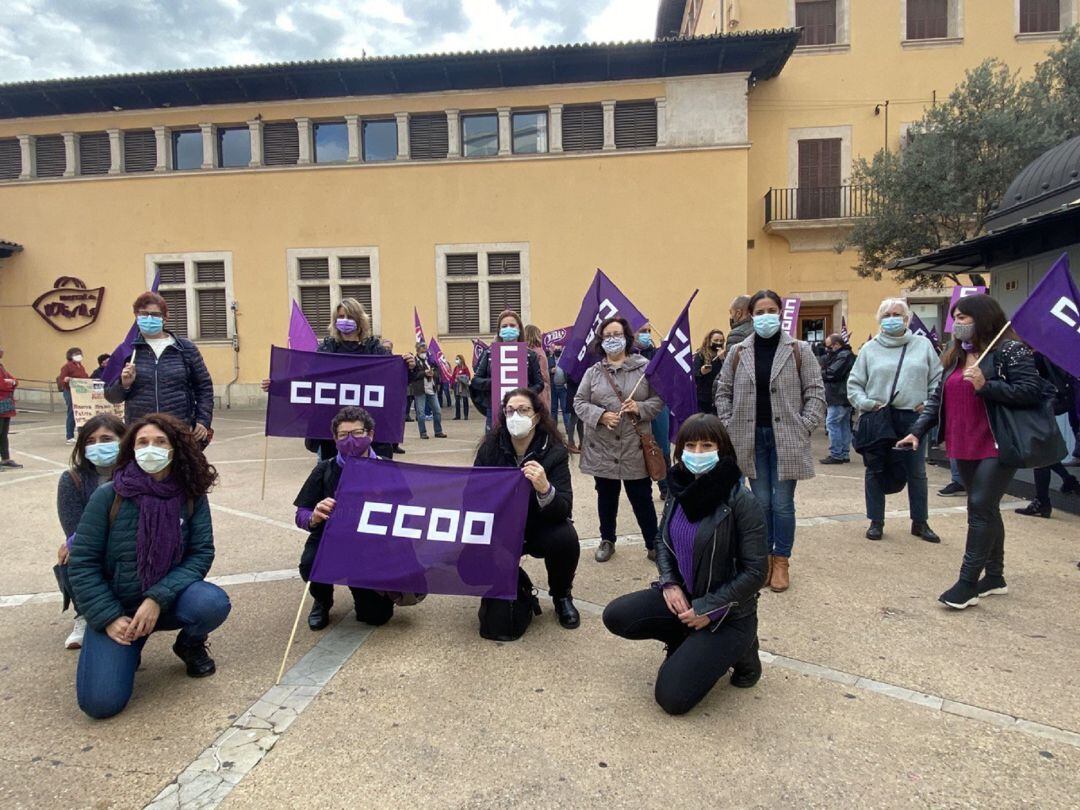 Concentración de los sindicatos UGT y CCOO este miércoles por la mañana en la Plaza del Olivar de Palma.