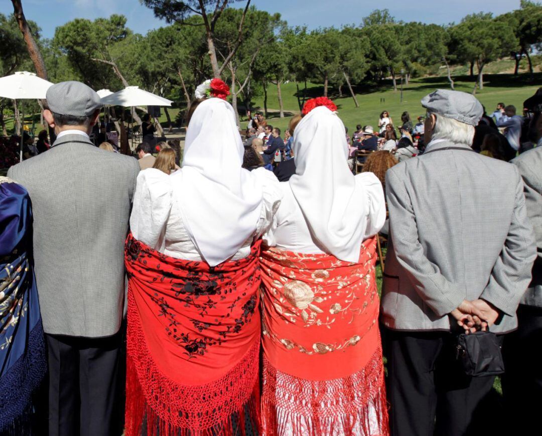 Algunas personas asisten a la presentación del programa de las fiestas de San Isidro.