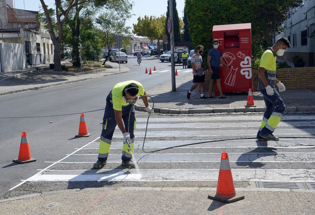 Operarios municipales repintando los pasos de peatones