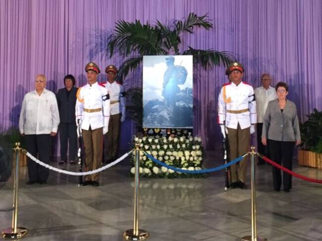 La foto de un joven guerrillero, fusil al hombro, elevando la vista por la Sierra Maestra