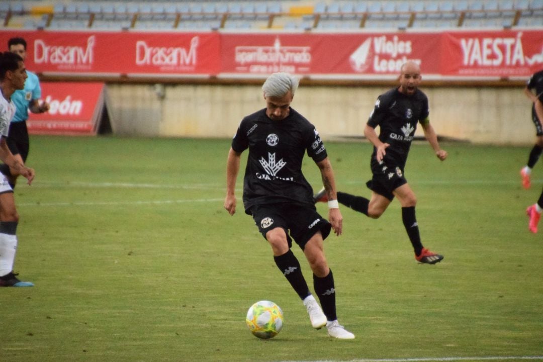 Valentín marcó el primero de los dos goles del Zamora CF ante la Gimnástica Segoviana