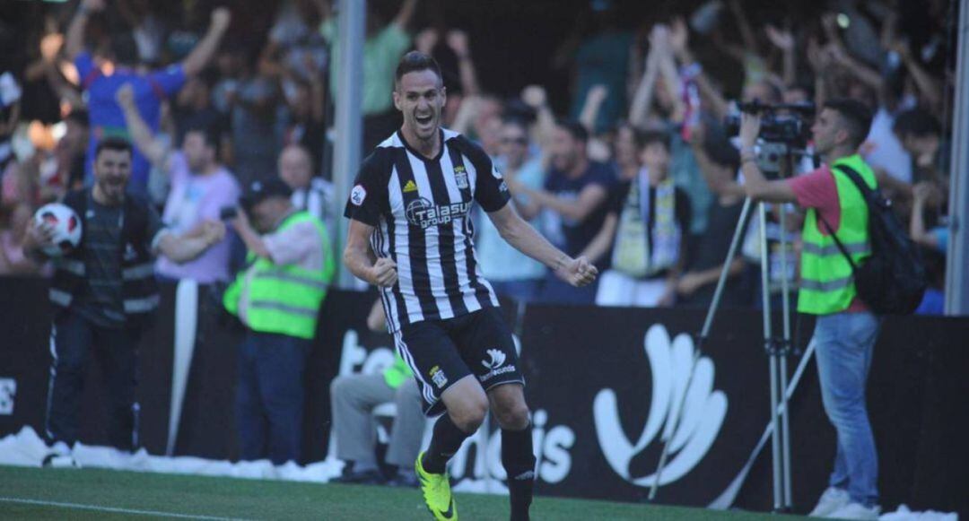 Un jugador celebra un gol de la fase de ascenso