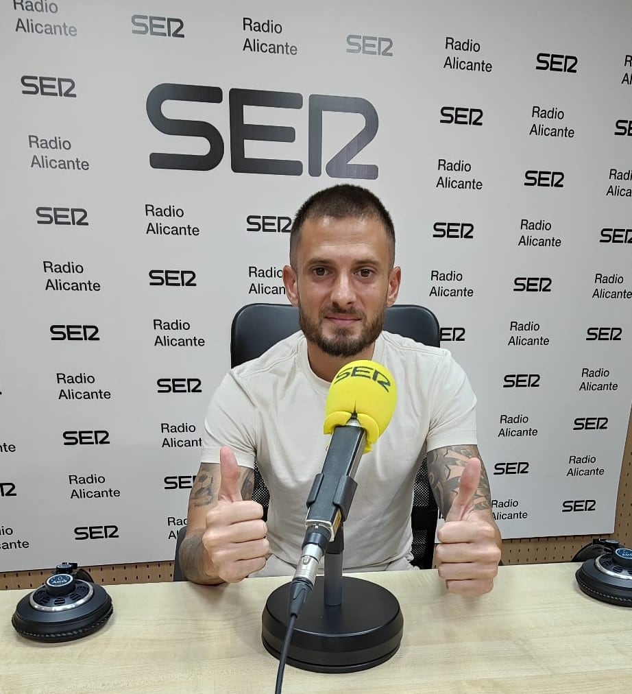 José Artiles, jugador del Hércules, en los estudios de Radio Alicante