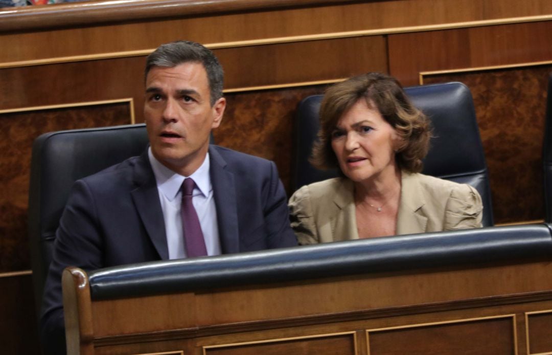 El presidente del Gobierno en funciones, Pedro Sánchez, y la vicepresidenta en funciones, Carmen Calvo, este jueves en el Congreso