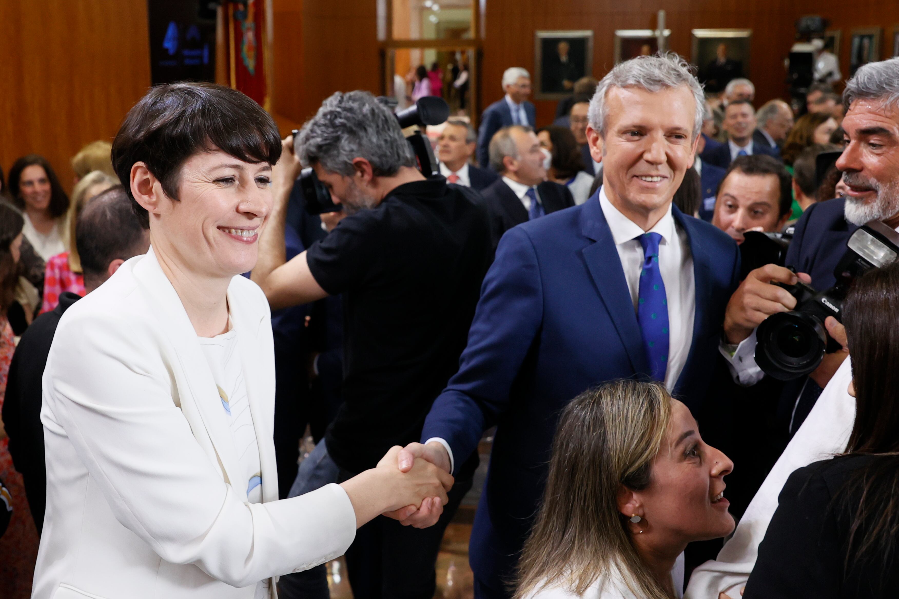 SANTIAGO DE COMPOSTELA, 14/05/2022.- El nuevo presidente de la Xunta de Galicia, Alfonso Rueda (d), saluda a la portavoz del BNG, Ana Pontón, tras su ceremonia de toma de posesión como el sexto presidente gallego, este sábado en Santiago de Compostela. EFE/ Lavandeira Jr.
