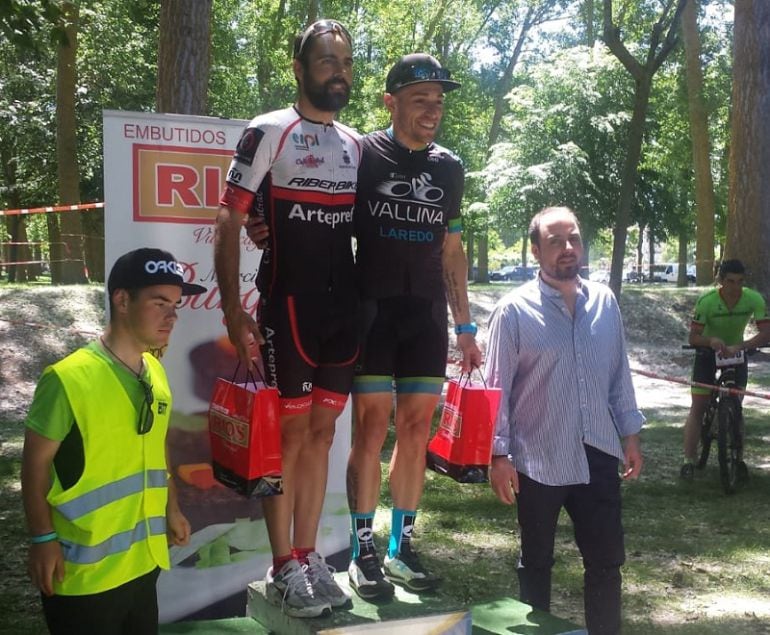 Iván Unsión (i) en el podio de la prueba del Circuito Provincial de BTT en Villarcayo.