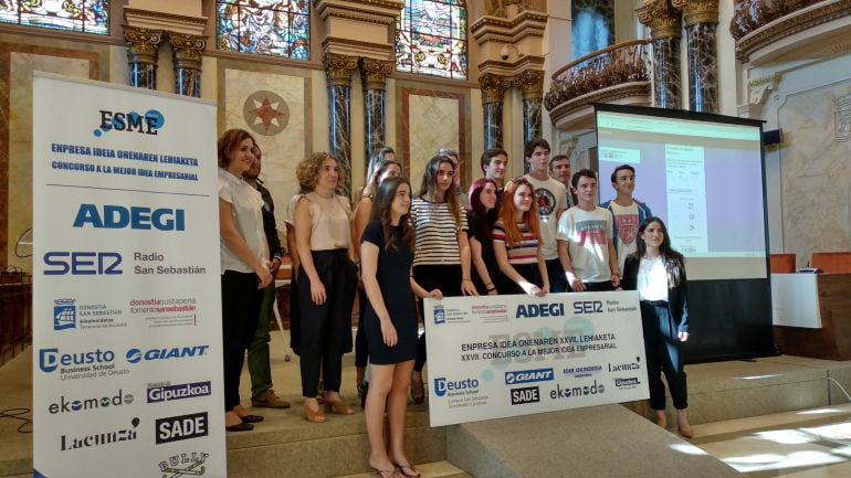 La vicedecana de Grado de Deusto Business School, Kristina Zabala, junto a los ganadores de los premios ESME.