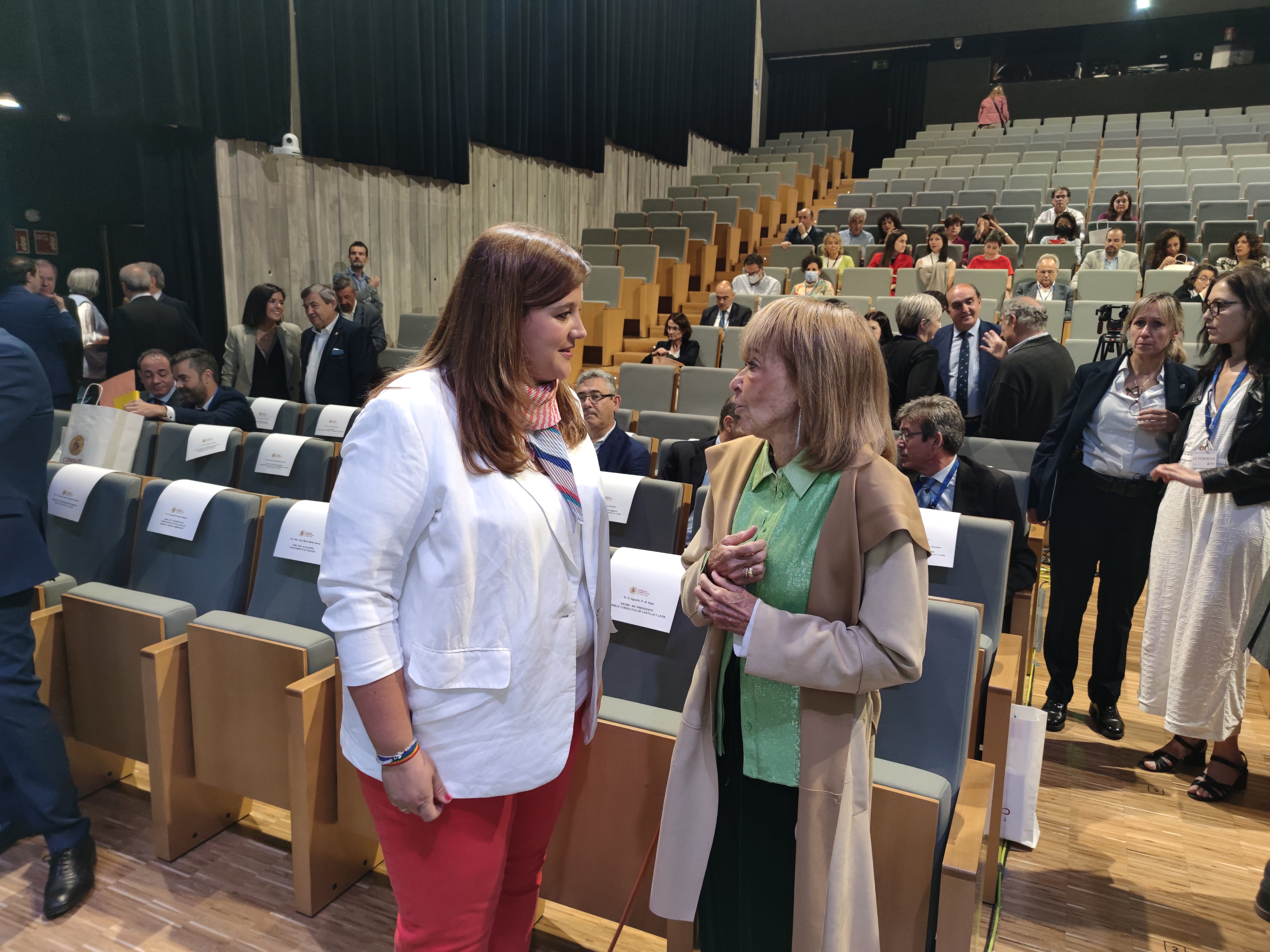 La alcaldesa de Segovia, Clara Martín, charla con María Teresa Fernández de la Vega, presidenta del Consejo de Estado