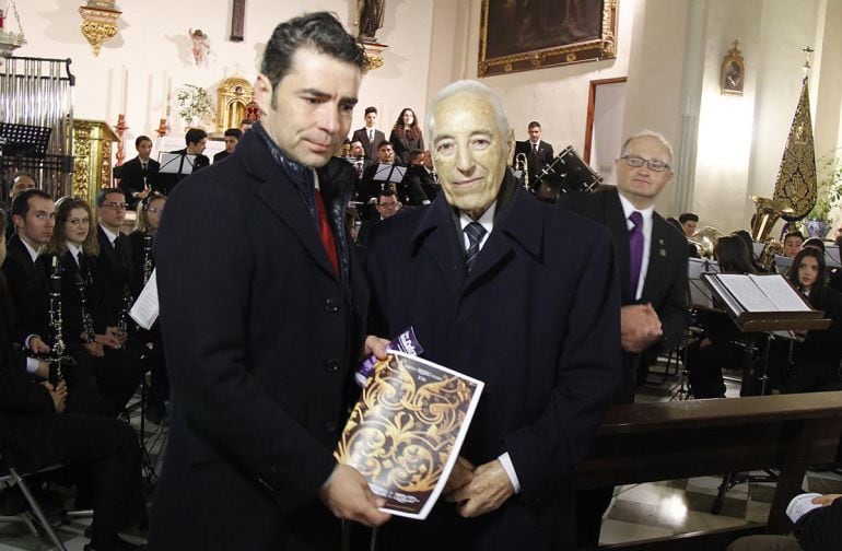 Uno de los últimos actos públicos del compositor Francisco Higuero en Granada (d) junto al hermano mayor de El Nazareno (i)