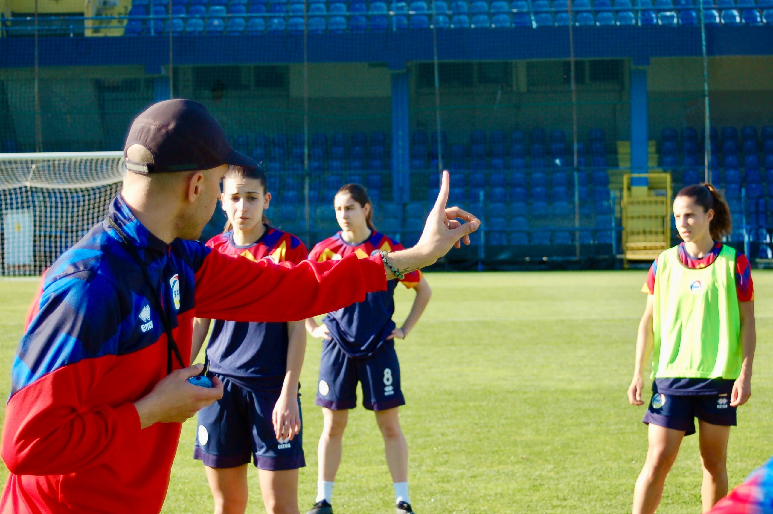 Un entrenament oficial de la selecció femenina de futbol del passat preeuropeu