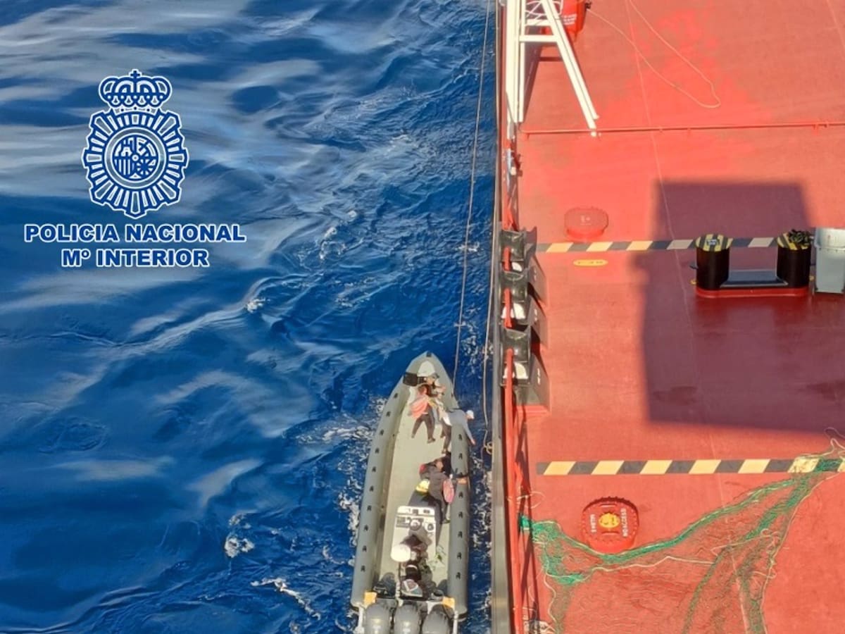 Dos españoles reclamados por la justicia, rescatados de una lancha neumática rumbo a Marruecos