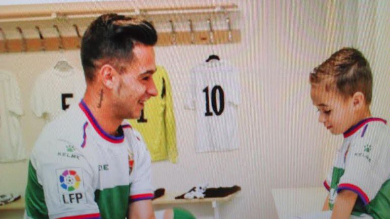 El goleador del Elche C.F. Sergio León con su hijo Izan