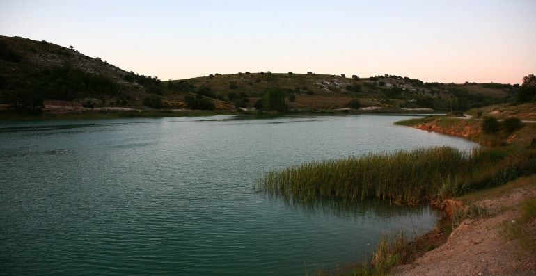 Atardecer en el pantano de la localidad vallisoletana de Encinas de Esgueva 