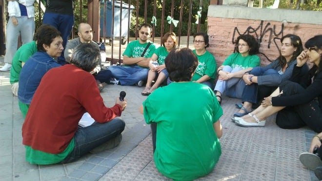 Varios profesores celebran una asamblea en plena calle (Alfonso Ojea)