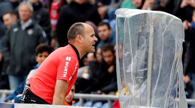 Mateu Lahoz revisa una acción en la televisión para tomar la mejor decisión