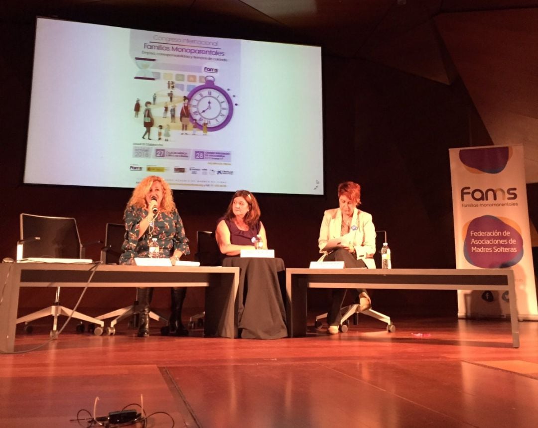 La presidenta de FAMS, Carmen Flores, clausura el evento junto con Victoria García Espejo y Norma Bernard.