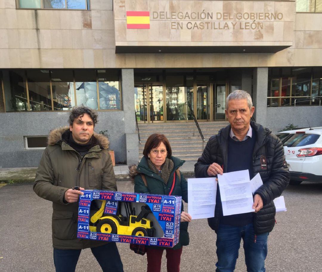 Algunos de los representantes de la plataforma A11 Pasos de Peñafiel frente a la sede de la Subdelegación de Gobierno en Valladolid.