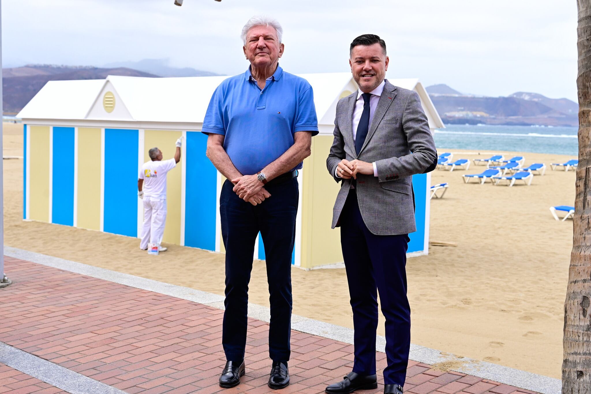 Pedro Quevedo y Teodoro Sosa durante la presentación de las nuevas casetas de la playa de Las Canteras. LPA Ciudad de Mar