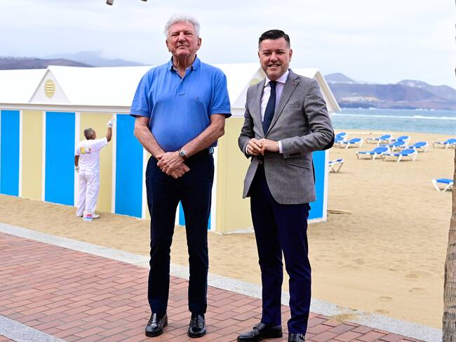 Pedro Quevedo y Teodoro Sosa durante la presentación de las nuevas casetas de la playa de Las Canteras. LPA Ciudad de Mar