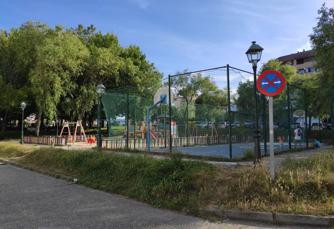 Un parque infantil y una pista deportiva.