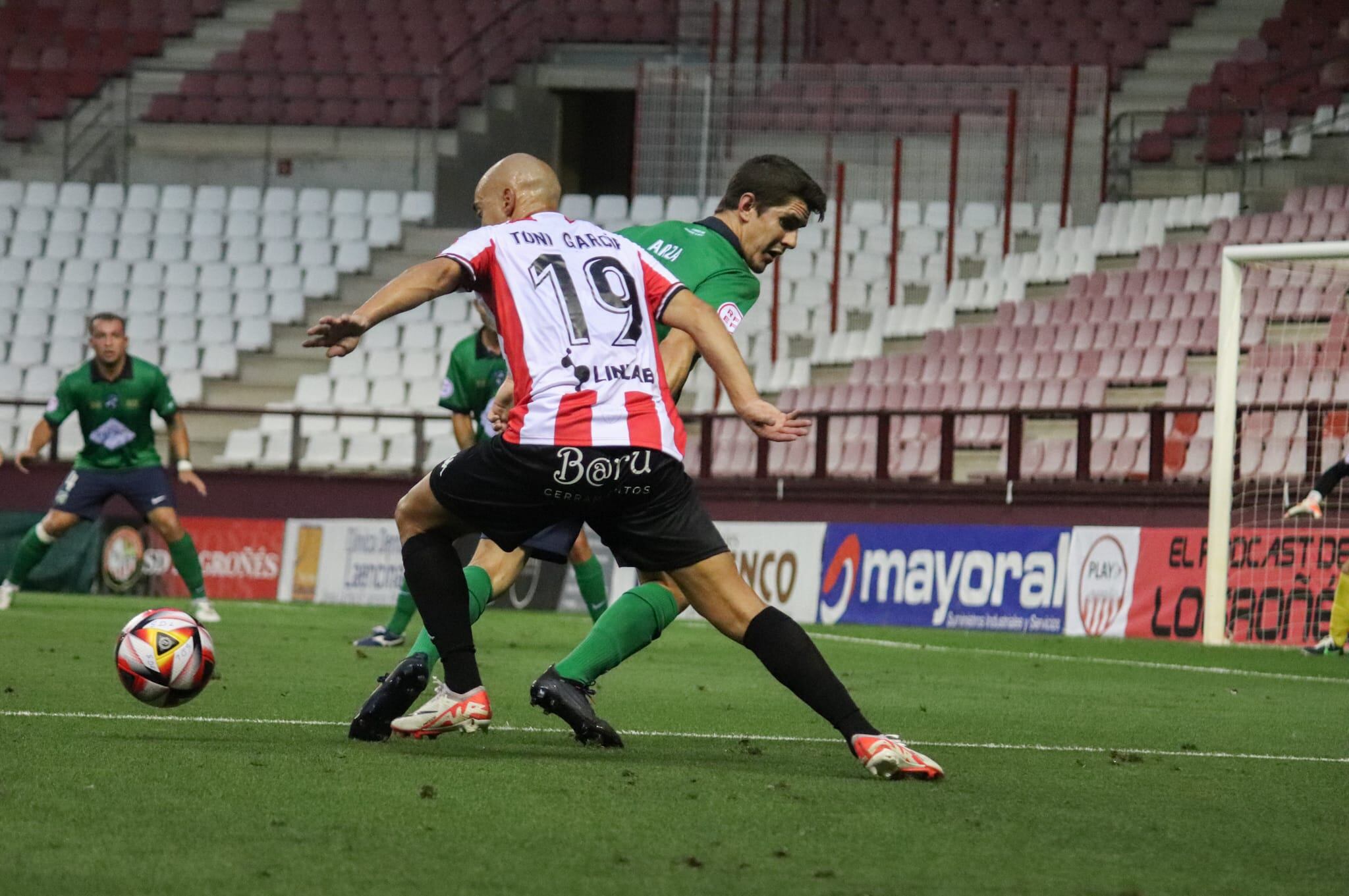 Toni García dribla a un defensor en el partido de Copa Federación ante el CD Berceo / SD Logroñés