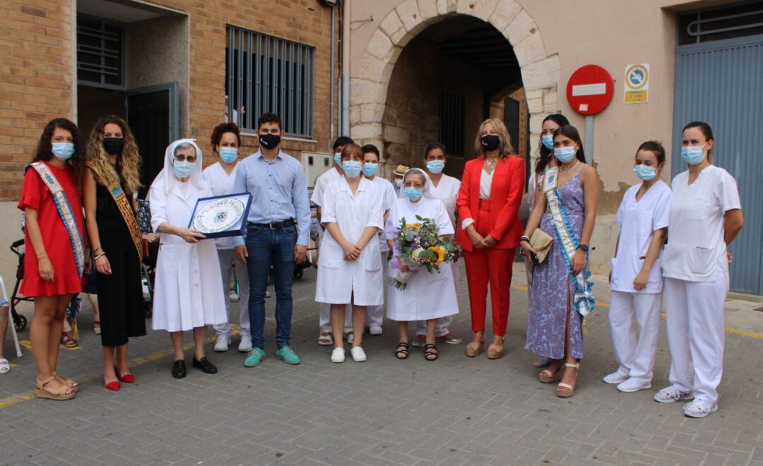 Se ha hecho entrega de un plato cerámico y un ramo de flores a los trabajadores y trabajadoras de la Unidad de Respiro y de la Residencia María Rosa Ojeda