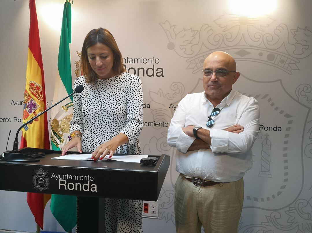 La alcaldesa, Mari Paz Fernández, y el concejal de Turismo, Jesús Vázquez, en la sala de prensa del Ayuntamiento de Ronda