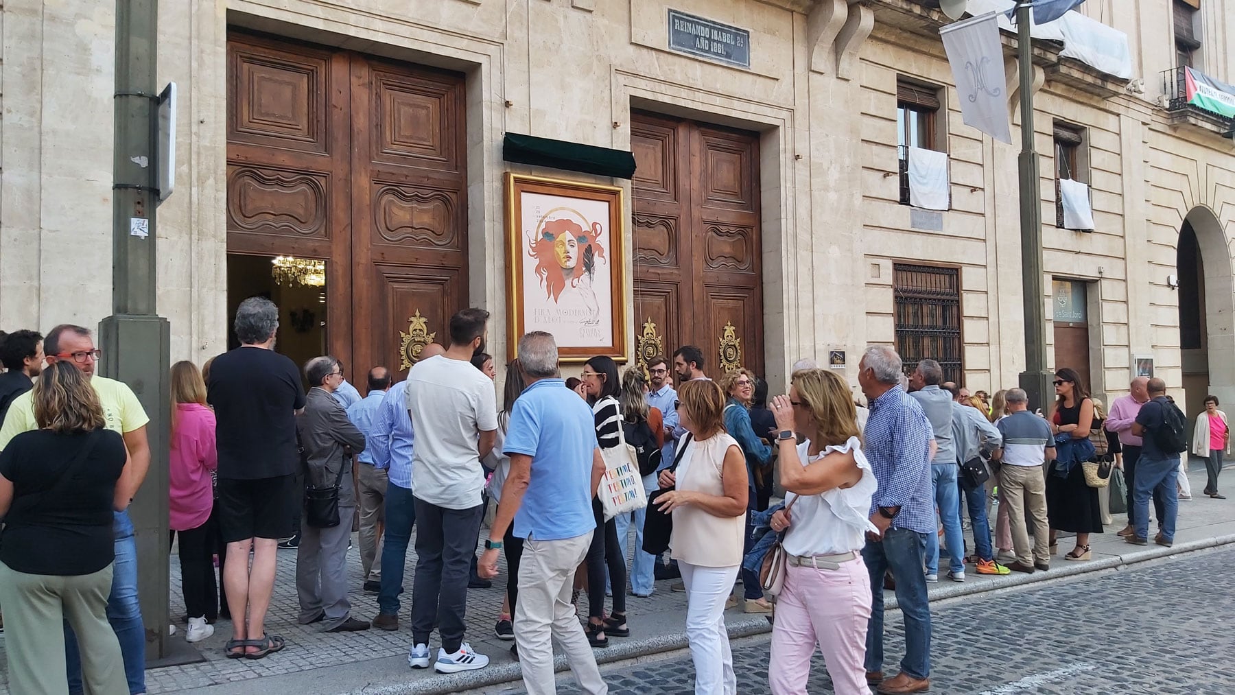 Numeroso público se ha congregado en las inmediaciones del Ayuntamiento