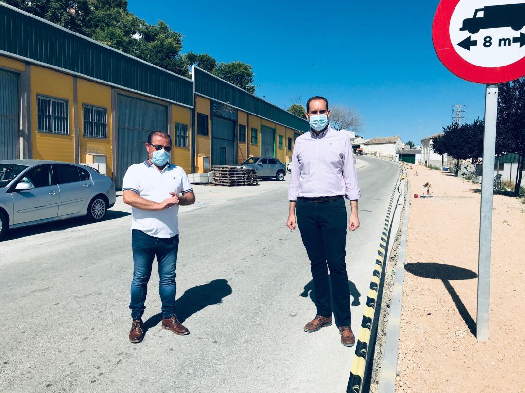 El diputado de Infraestructuras Municipales, José Castro, junto al alcalde de Arjona, Juan Latorre, visitando las obras.