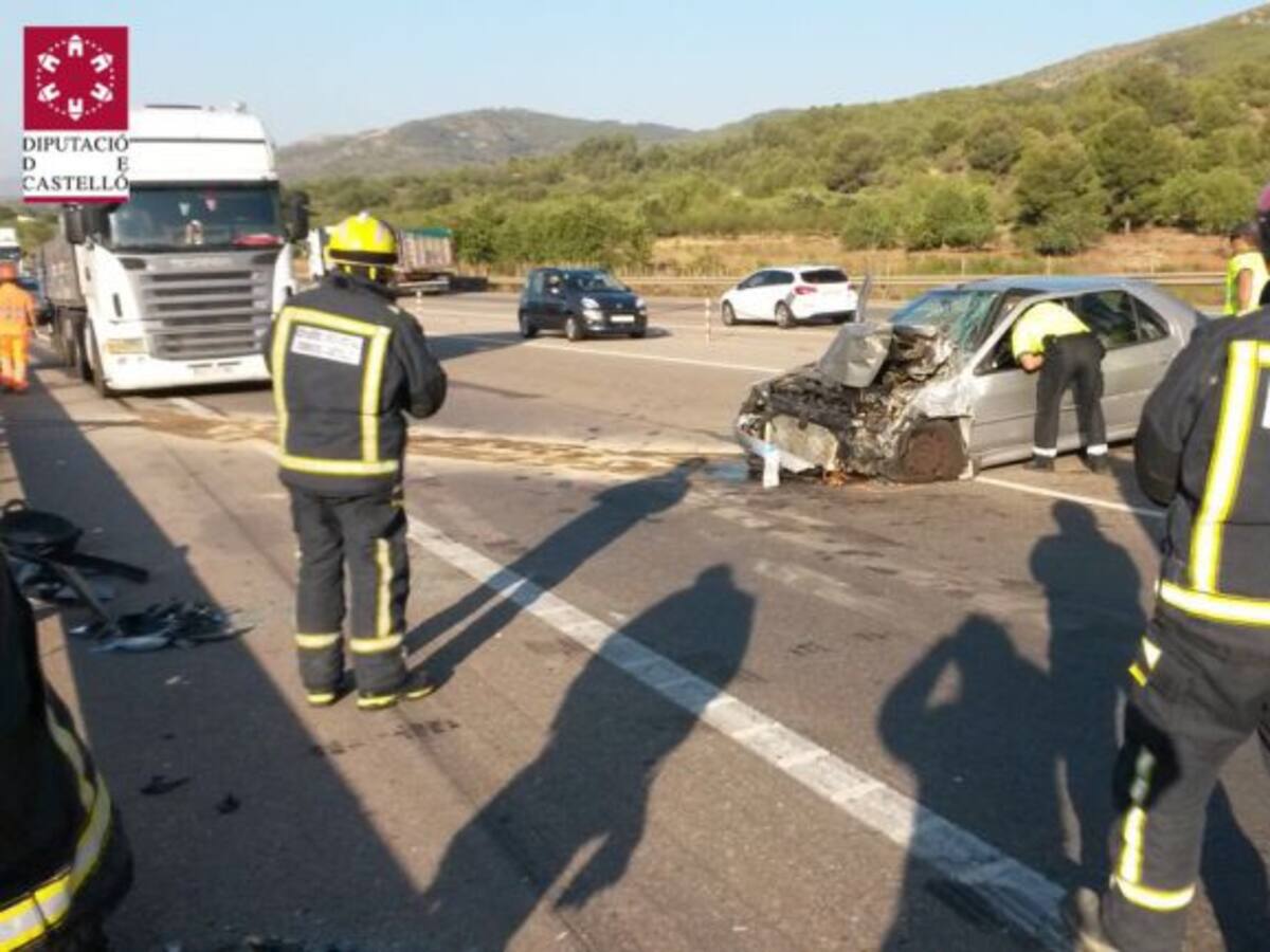 Herida una mujer de 29 años en un choque entre dos coches y un camión en la CV-10