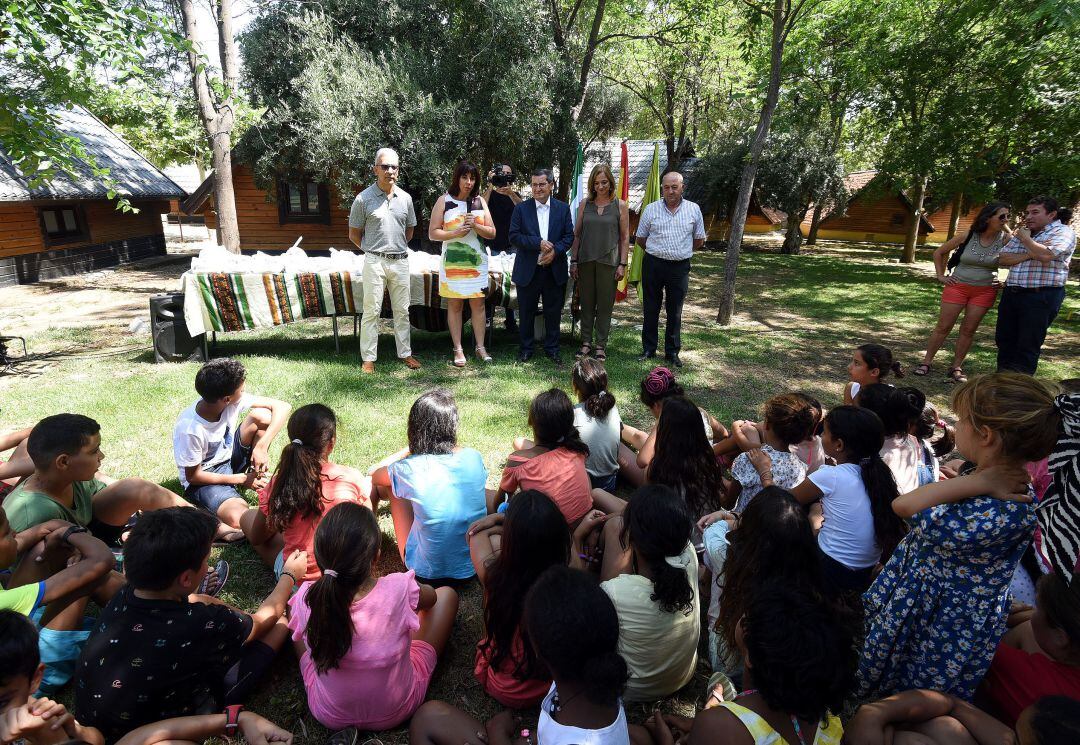 Encuentro entre los niños y el presidente de la Diputación Provincial