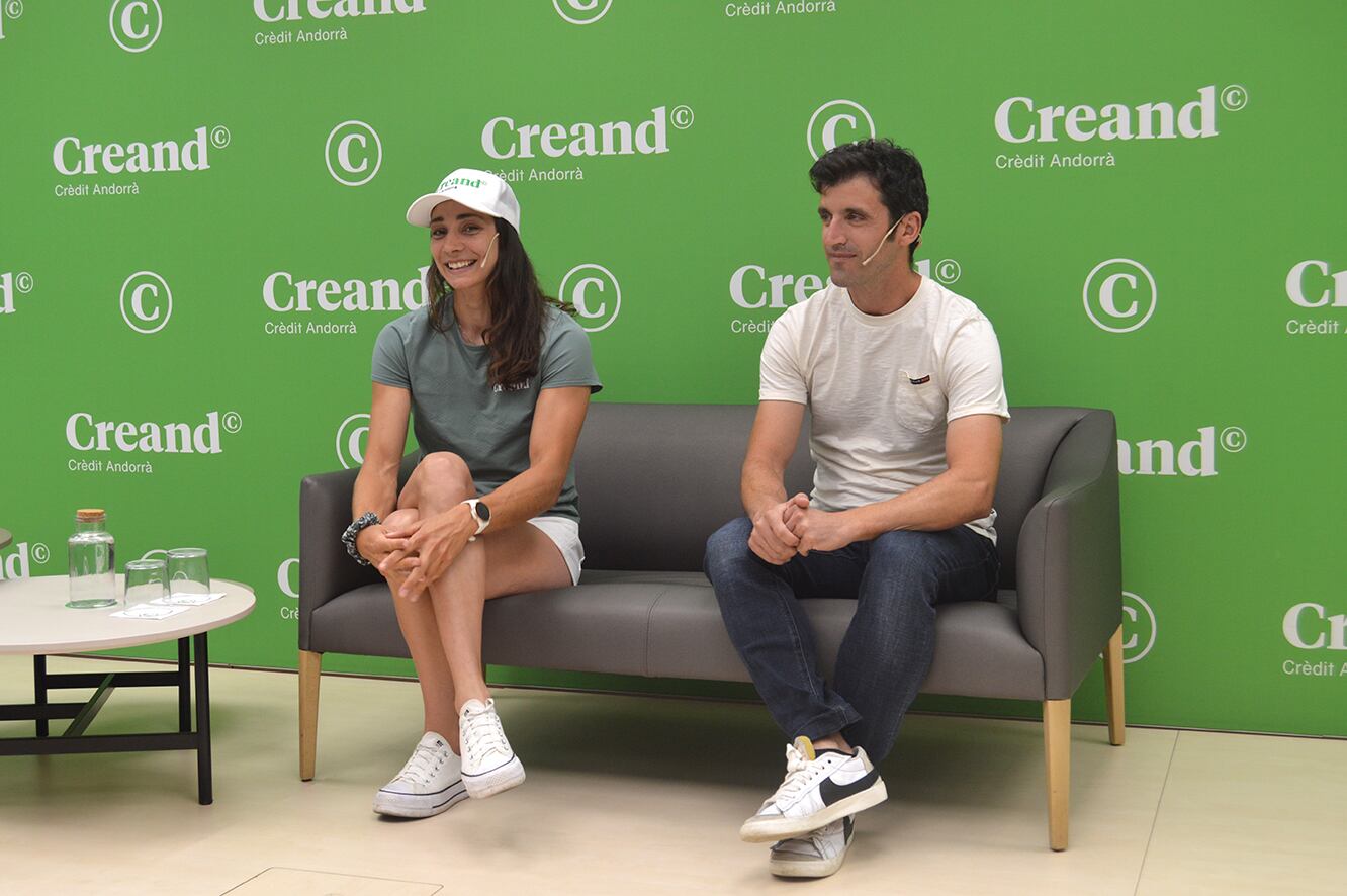 La palista Mònica Doria acompanyada del president de la federació de Canoa i Caiac, Toni Cadena, en la conversa que han mantingut amb els mitjans abans dels jocs de París