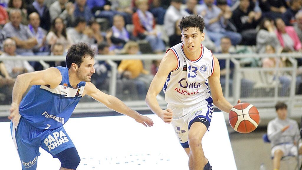 Adriá Rodríguez durante el partido entre HLA Alicante y Fuenlabrada. Foto: José F. Martínez