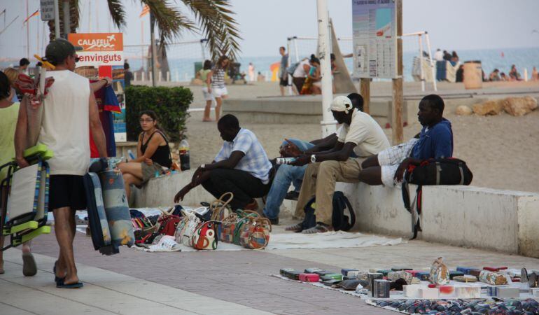 Parades del top-manta a Calafell. 