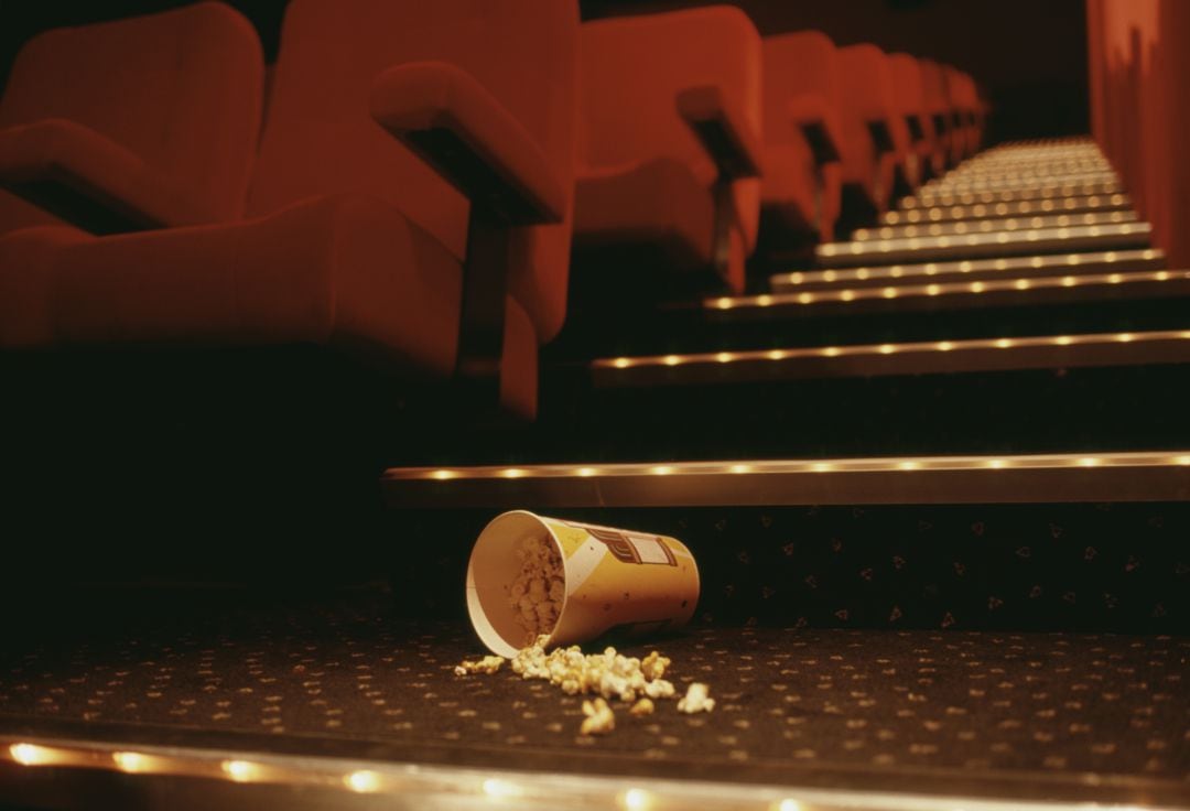 Cubo de palomitas en el suelo tras una sesión de cine