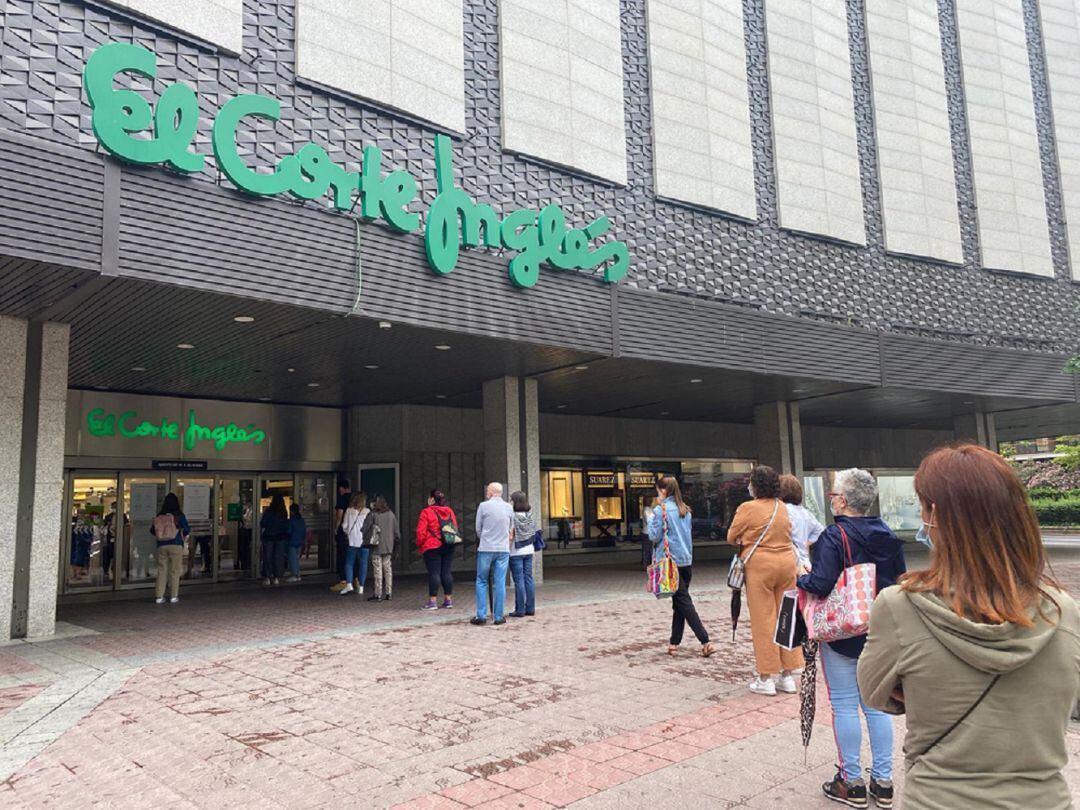 Largas filas en el primer día de reapertura de las grandes superficies al 40% de aforo