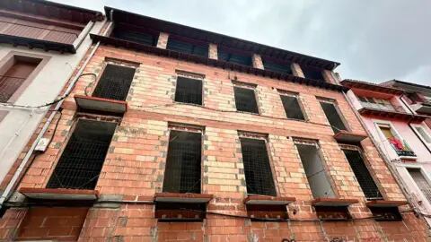 Un bloque pendiente de rehabilitación que el ayuntamiento ha comprado al Sareb por 350.000 euros