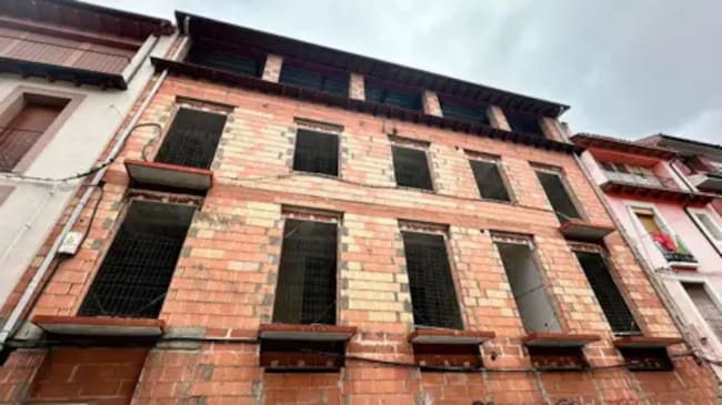 Un bloque pendiente de rehabilitación que el ayuntamiento ha comprado al Sareb por 350.000 euros