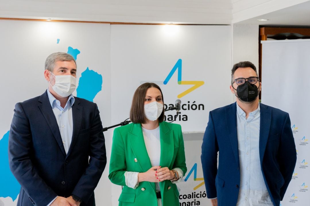 Migdalia Machín, la reelegida secretaria general de CC en Lanzarote, flanqueada por Fernando Clavijo, secretario general de Coalicion Canaria, y Echedey Eugenio, nuevo secretario de organización de CC en Lanzarote.