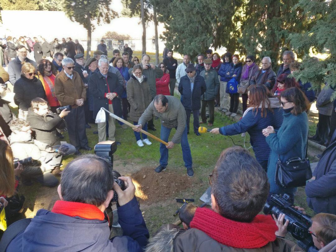 Familiares de víctimas del Franquismo en el inicio de los trabajos en la fosa del Cuadro de San Ramón, en el cementerio de La Salud.