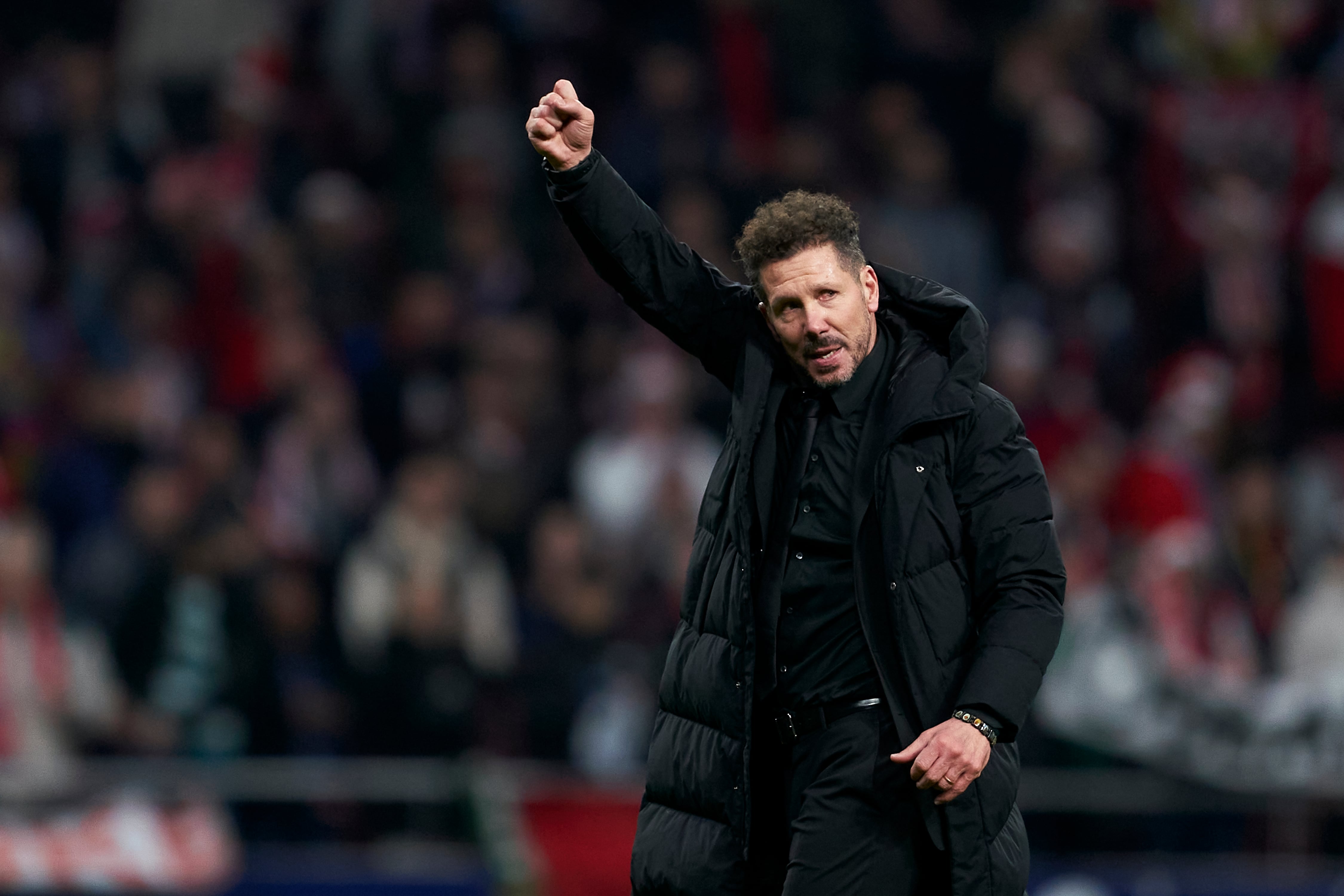 Diego Pablo Simeone celebra la victoria del Atlético de Madrid contra el Sevilla en el Metropolitano. (Photo by Mateo Villalba/Getty Images)