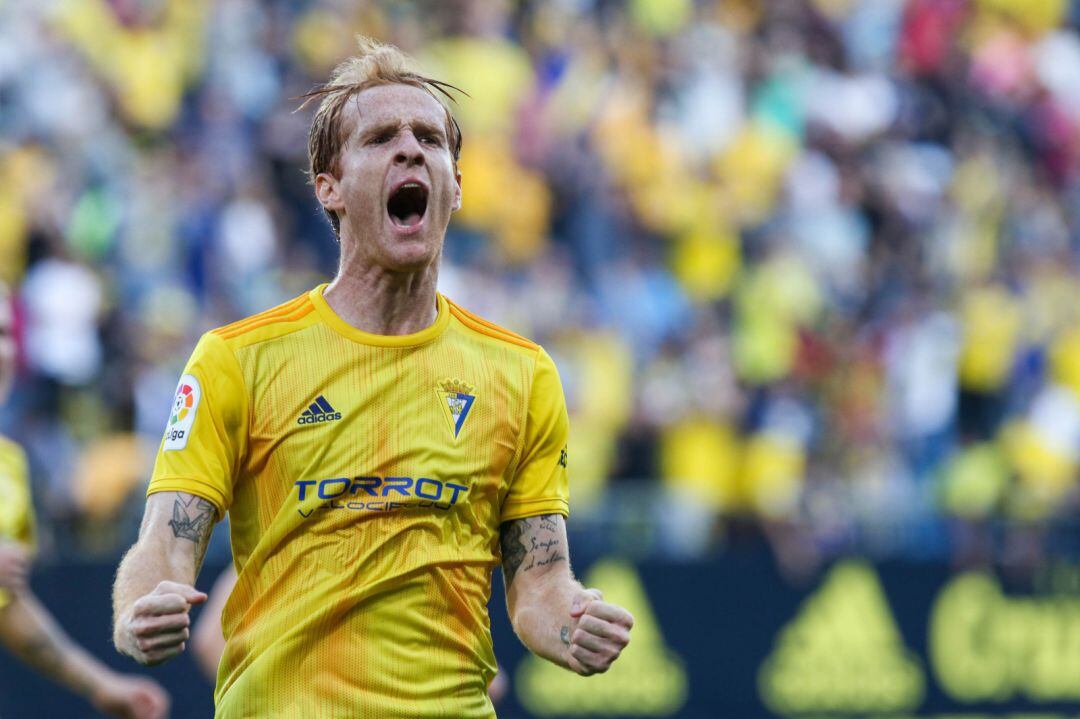 Álex Fernández celebra el gol de la victoria del Cädiz CF
