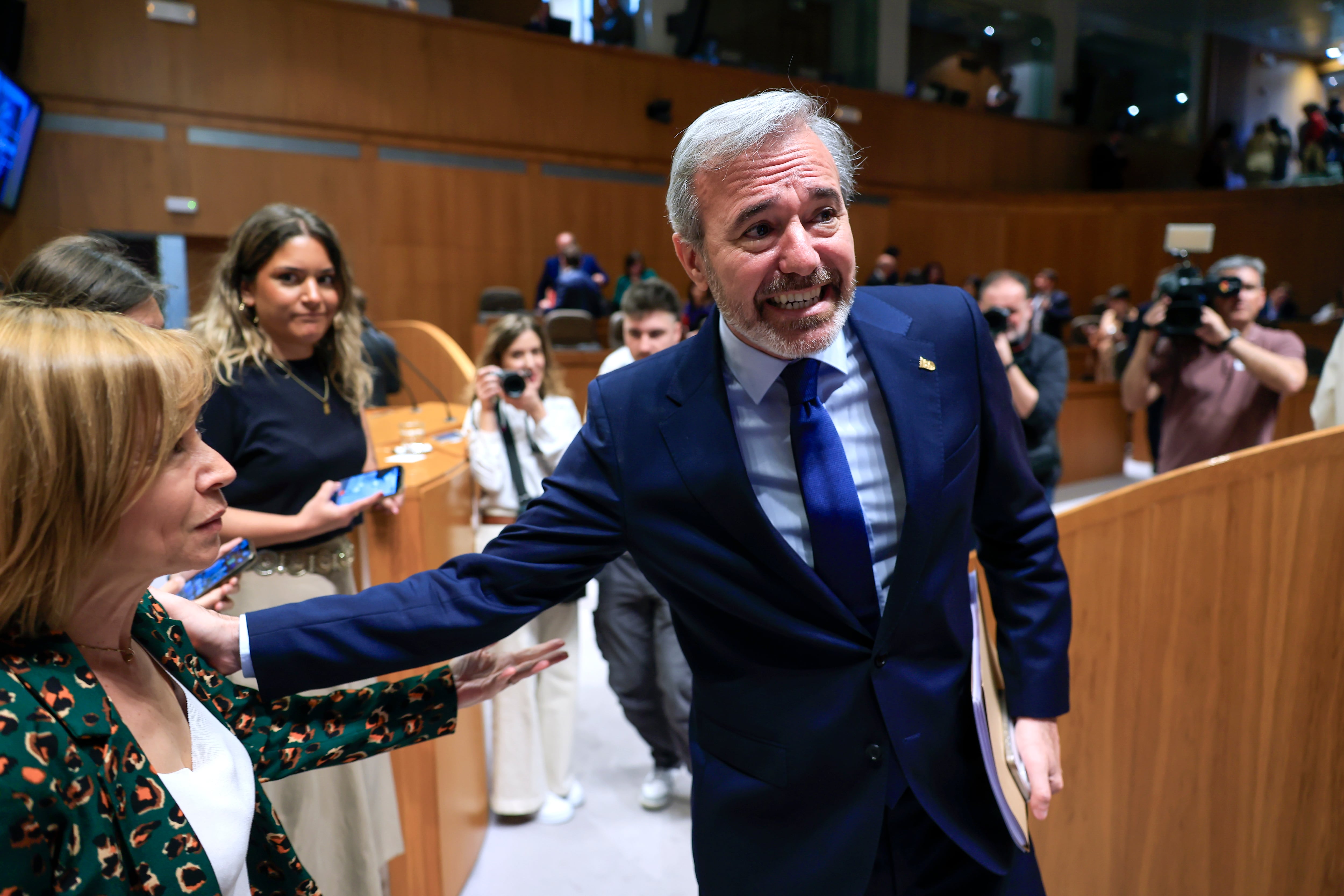 ZARAGOZA, 28/04/2026.- El candidato del PP, Jorge Azcón, durante el debate de investidura como presidente de Aragón tras el pacto alcanzado con Vox para formar gobierno, que le permitirá mantenerse en la Presidencia, este martes en las Cortes aragonesas, en Zaragoza. EFE/ Javier Cebollada