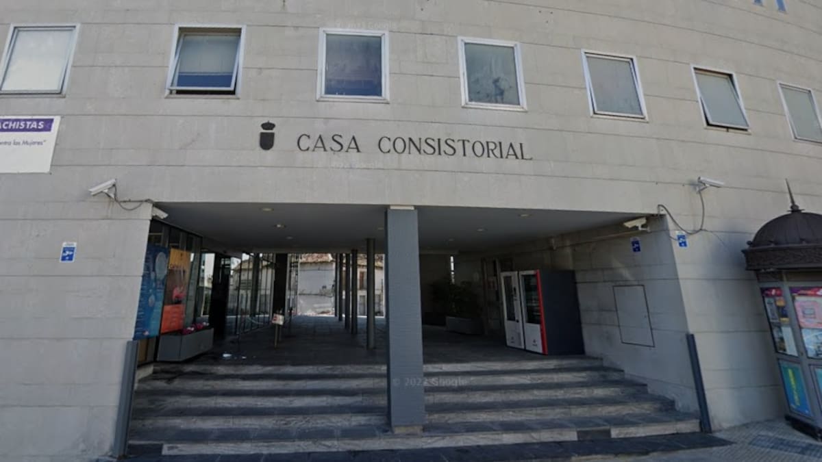 El concejal de Hacienda de Parla, Andrés Correa, anuncia medidas de alivio económico para el Ayuntamiento mientras el portavoz del PP, José Manuel Zarzoso, critica el incremento de la deuda