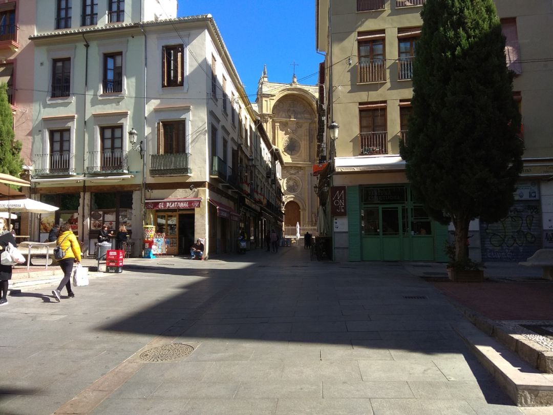 El centro de Granada, casi desierto por las restricciones de movilidad decretadas  por la Junta para frenar la COVID