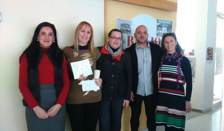 Representantes de Bibliocoopera y AECC de Arjona