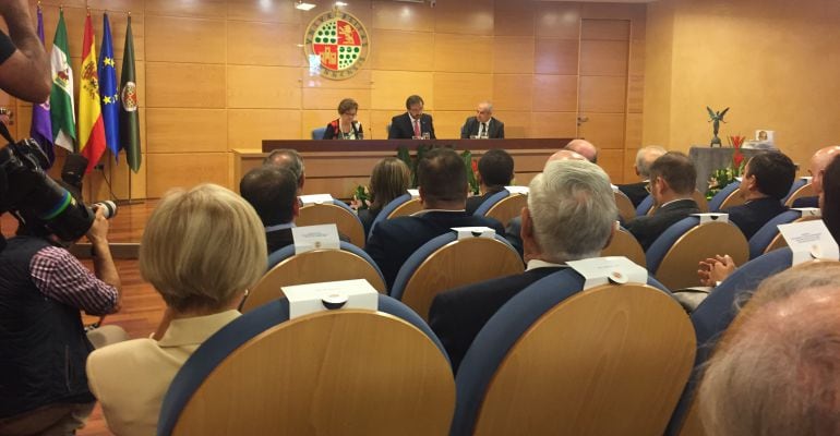 El rector de la Universidad de Jaén, Juan Gómez, presenta al director de El País, Antonio Caño.