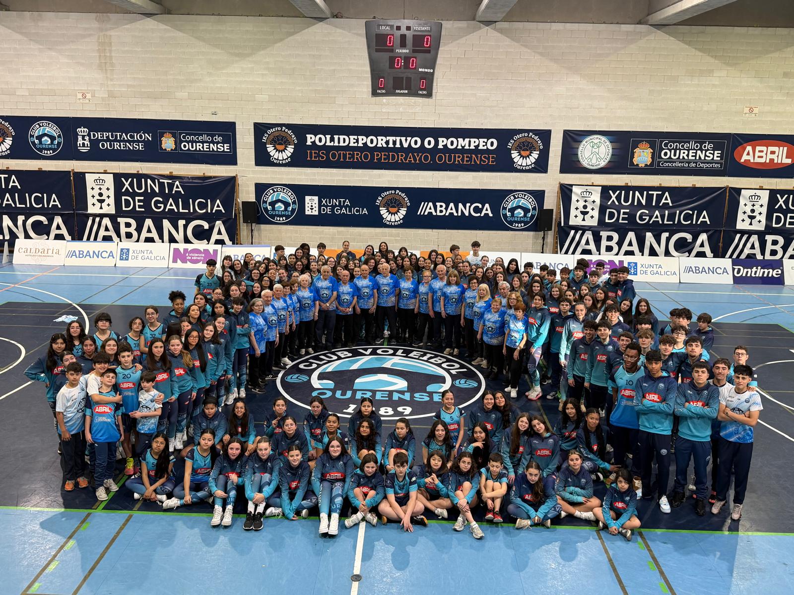 Foto de familia de Voleyourense en el último partido de Superliga 2